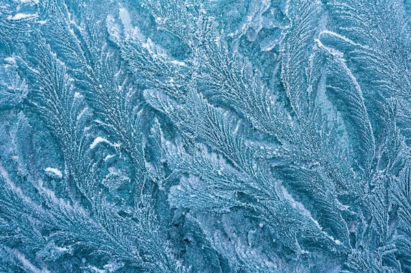 The ice-cold frost forms ice crystals in beautiful unique patterns — Stock Photo, Image