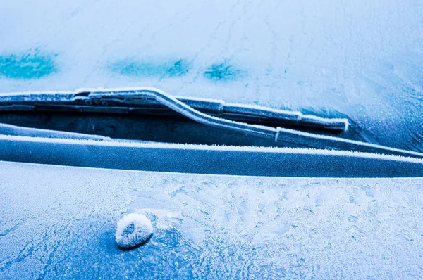 La helada helada forma cristales de hielo en hermosos patrones únicos en el coche — Foto de Stock