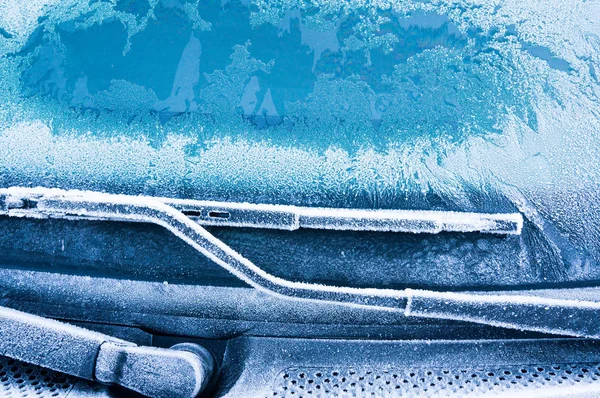A geada gelada forma cristais de gelo em belos padrões únicos no carro — Fotografia de Stock