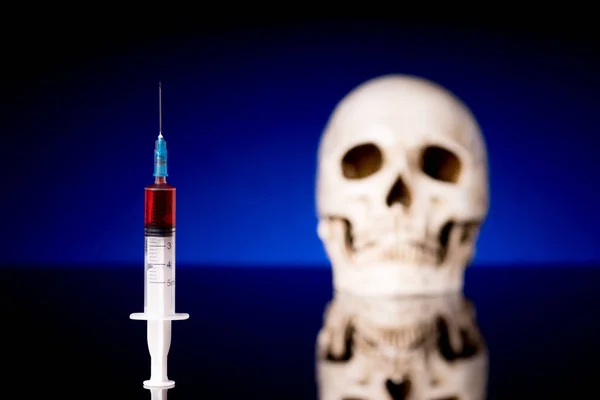 Blury Skull and Syringe — Stock Photo, Image