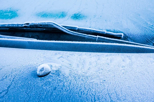 Le gel glacial forme des cristaux de glace dans de beaux motifs uniques sur la voiture — Photo