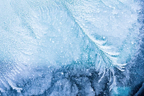 La helada helada forma cristales de hielo en hermosos patrones únicos en el coche — Foto de Stock