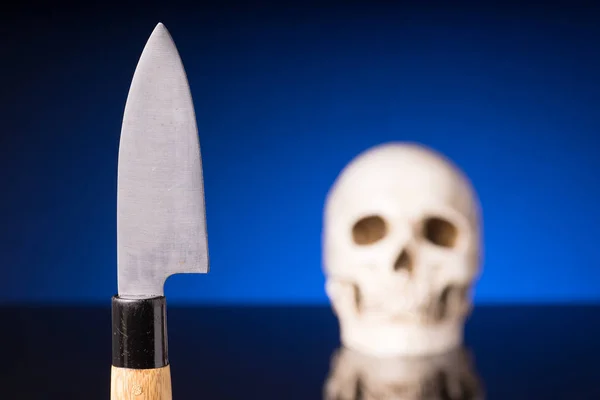 Kniv och suddiga skalle — Stockfoto