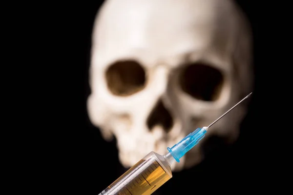 Syringe and skull — Stock Photo, Image