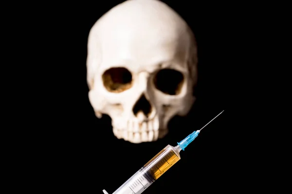 Syringe and skull — Stock Photo, Image