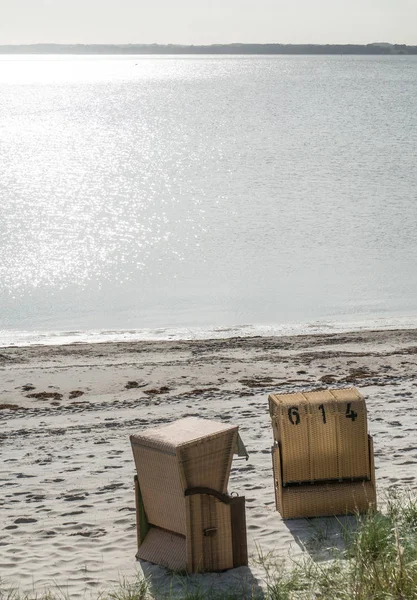 在海滩上的柳条椅子 — 图库照片