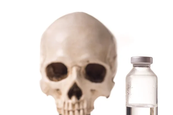 Medische flesjes en schedel — Stockfoto