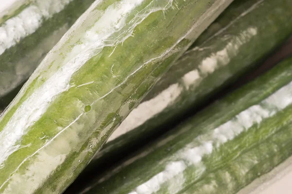 Gäng gurka insvept i plast filmer — Stockfoto