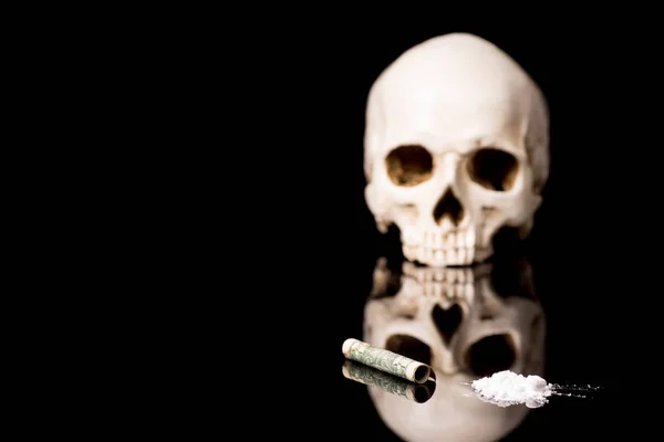 黒い光沢のある背景に隔離されたチューブと頭蓋骨によって嗅がれるコカインその他の違法薬物 — ストック写真