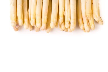 Beyaz arka planda izole organik kuşkonus paketi