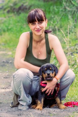Genç kadın ile onun Rottweiler köpek yavrusu