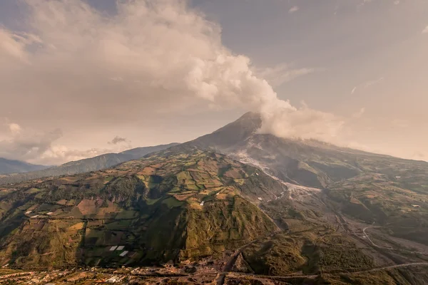 Tungurahua, cantidad de ceniza oscureciendo el cielo azul claro — Foto de Stock