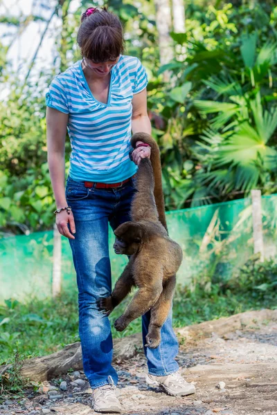 Frau spielt mit einem kleinen verwaisten Affen — Stockfoto