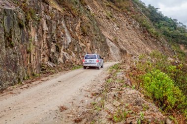 İnsanlar Intag Vadisi'nde 4 x 4 arabada seyahat