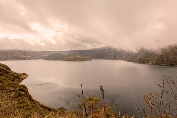 Légifelvételek át vulkanikus tó Laguna Cuicocha, Ecuador — Stock Fotó