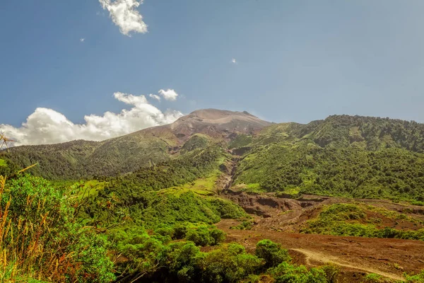 通古拉瓦火山在蔚蓝而清澈的天空下 — 图库照片
