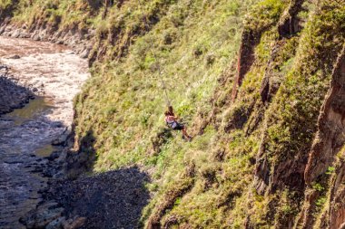 Genç adam bir ipte asılı sonra Bungee Jumping