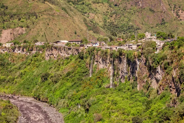 Paisaje de la ciudad de Banos, Río Pastaza en el fondo, Ecuador — Foto de Stock