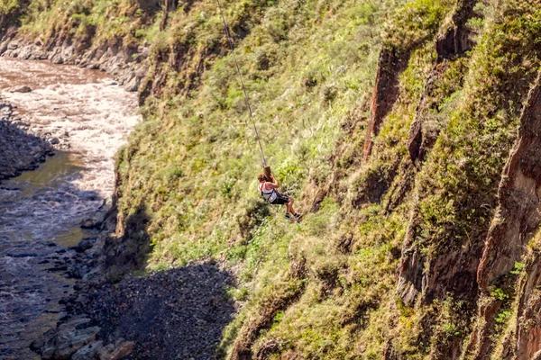 Genç adam bir ipte asılı sonra Bungee Jumping