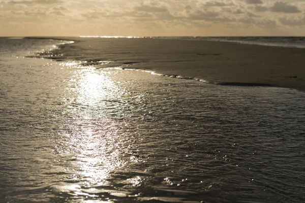 Raios solares na Praia do Mar do Norte de Vlieland — Fotografia de Stock