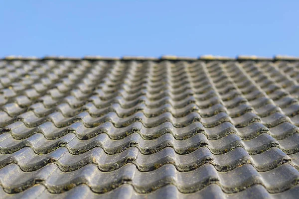 Dach mit Betondachziegeln — Stockfoto