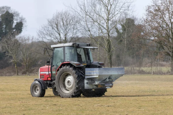 Czerwony Traktor z Rozsiewacz wapna automatyczne — Zdjęcie stockowe