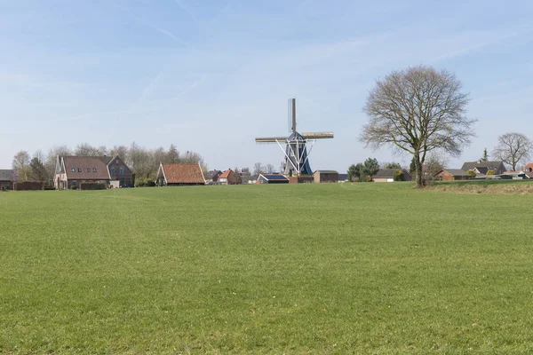 オランダの歴史的なコーン ミルの村のシーン — ストック写真