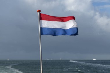 Wadden Denizi ile Hollanda bayrağı