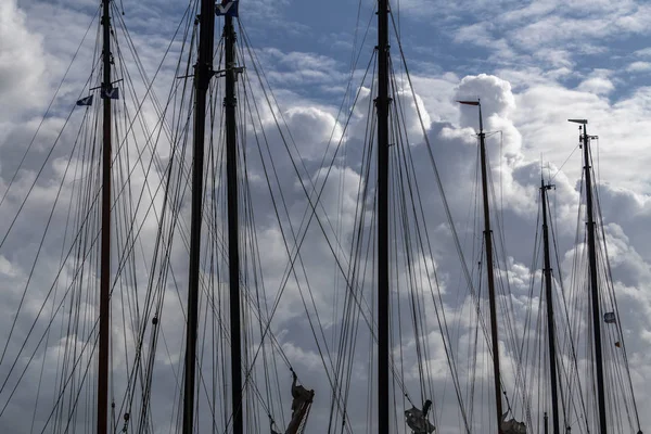 Masts in a harbor with impressive cloudy skies in the background — Stock Photo, Image