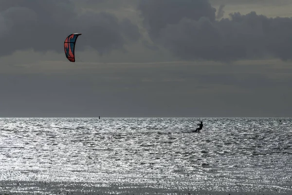 Kite Surfer το βράδυ ήλιο στη θάλασσα Wadden — Φωτογραφία Αρχείου