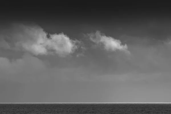 Nubes sobre el Mar de Wadden en blanco y negro —  Fotos de Stock