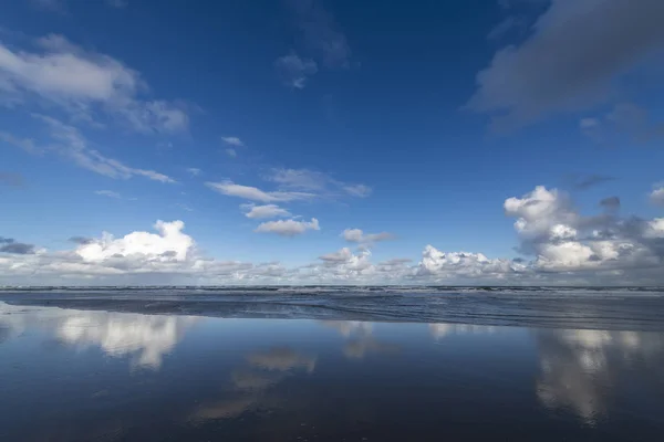 Reflexão azul dos céus na água — Fotografia de Stock