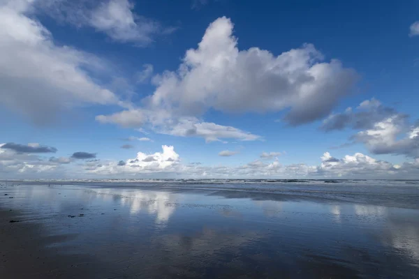 Blaue Reflexion des Himmels im Wasser lizenzfreie Stockbilder