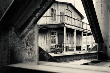 Terk edilmiş evde film bak resim stili