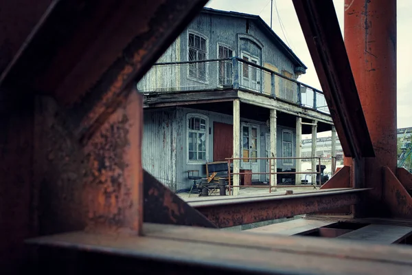 Casa abandonada en el muelle —  Fotos de Stock