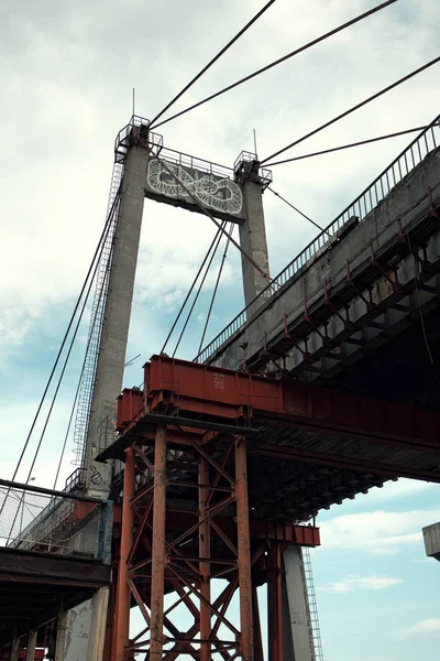 Vecchio ponte abbandonato — Foto Stock