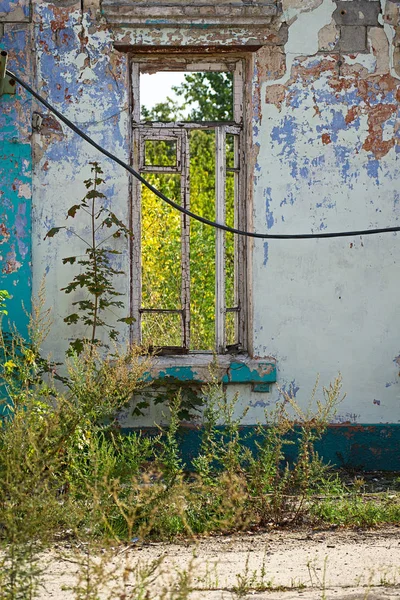 Verlaten verwoeste gebouw — Stockfoto