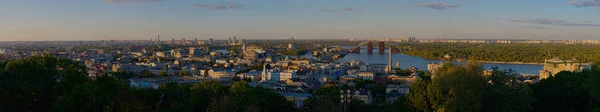 Панорама міста на заході сонця — стокове фото