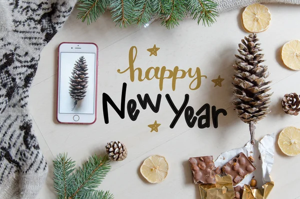 Navidad y Año Nuevo plano yacía fondo con saludo de letras de mano . —  Fotos de Stock