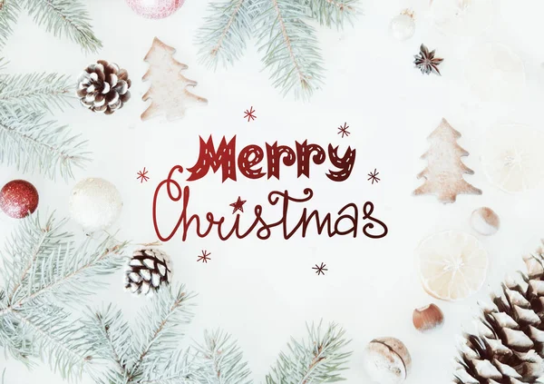 Kerstmis en Nieuwjaar cookies, fir takken en pine kegels plat lag achtergrond — Stockfoto