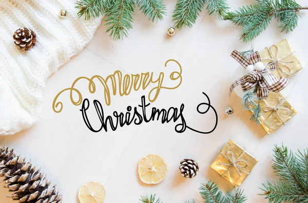 크리스마스와 새 해 선물, 전나무 가지와 소나무 콘 평평 하다 배경 — 스톡 사진