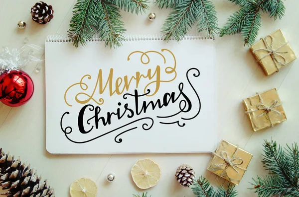 Рождественские и новогодние подарки, елки и сосновые шишки — стоковое фото