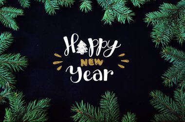 Ladin ağacı brançlardan çerçeve ve el dr ile Noel ve yılbaşı tebrik kartı