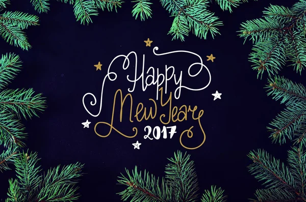 Tarjeta de felicitación de Navidad y Año Nuevo con marco de brunches de abeto —  Fotos de Stock