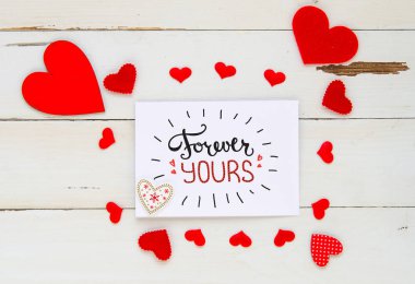 Sevgililer günü vintage genel gider kompozisyonu kalpleri ve tebrik Not