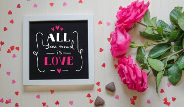 St Sevgililer günü vintage bileşimi beyaz fotoğraf çerçevesi, pembe gül buketi 