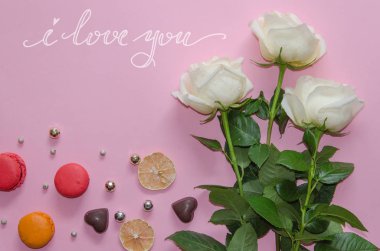 Sevgililer günü vintage kompozisyon beyaz gül, macarons ve yazı