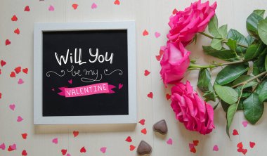 St Sevgililer günü vintage bileşimi beyaz fotoğraf çerçevesi, pembe gül buketi 