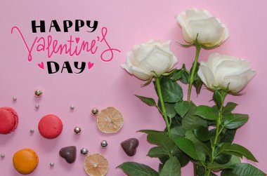 Sevgililer günü vintage kompozisyon beyaz gül, macarons ve yazı