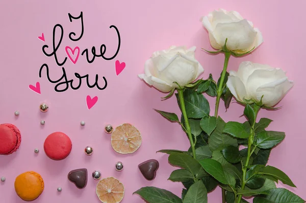 День Святого Валентина vintage композиції з троянди білі, macarons та написи — стокове фото